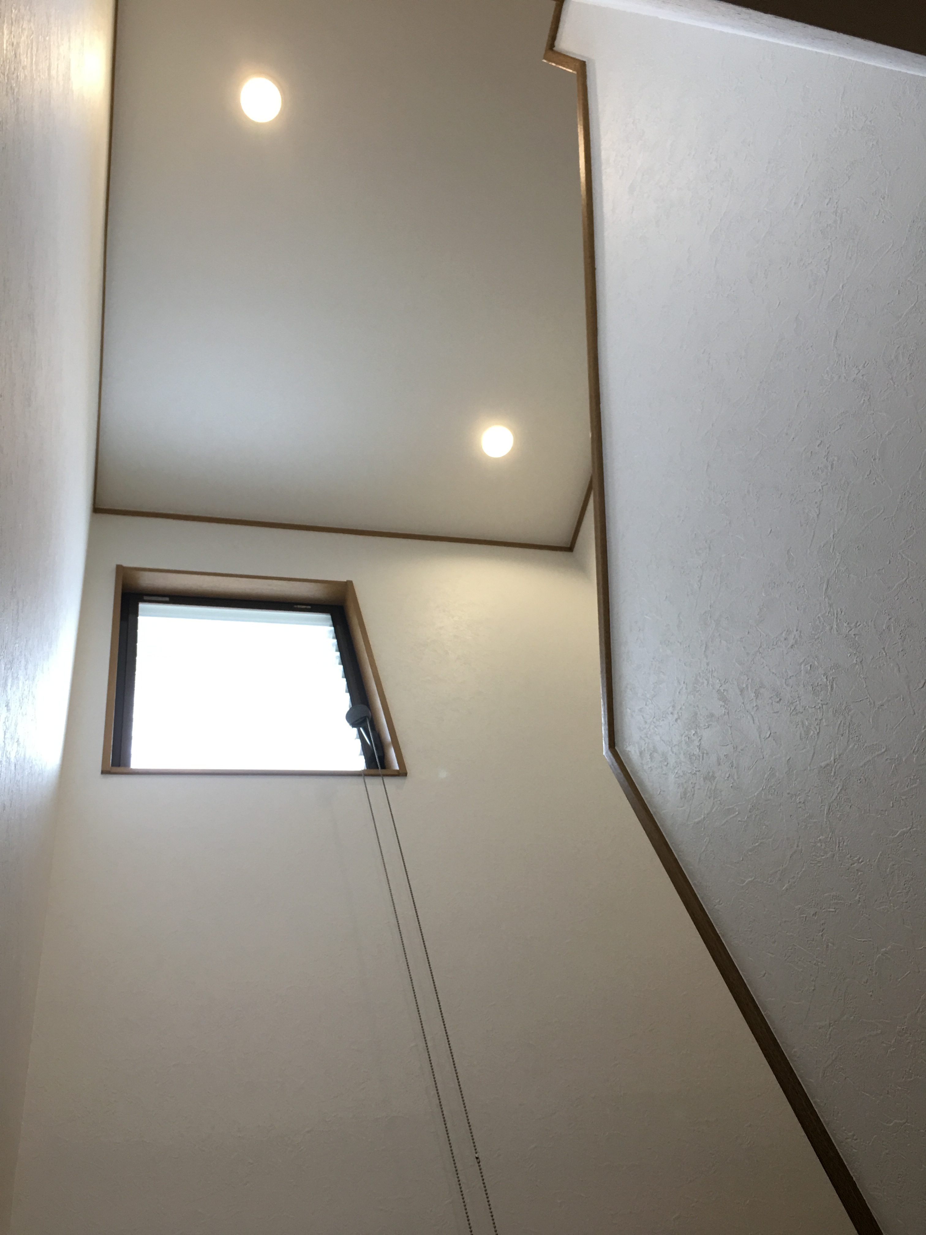階段壁付け照明撤去し天井にＬＥＤダウンライト設置